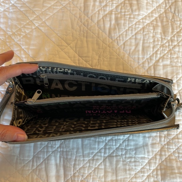 Kenneth Cole Reaction Wallet Clutch w. Wrist Strap - Picture 3 of 3